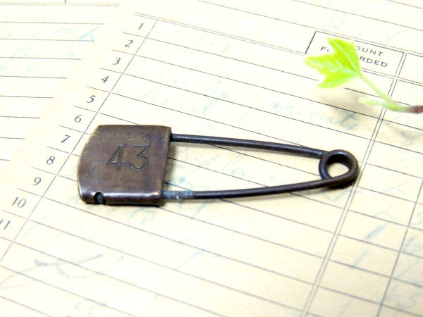 43 ナンバー入り 真鍮製 1950's アンティーク ランドリーピン 安全ピン USA