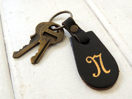 【レザー/革製】英字・筆記体R柄・ビンテージ・キーホルダー・USA・古鍵2本付
