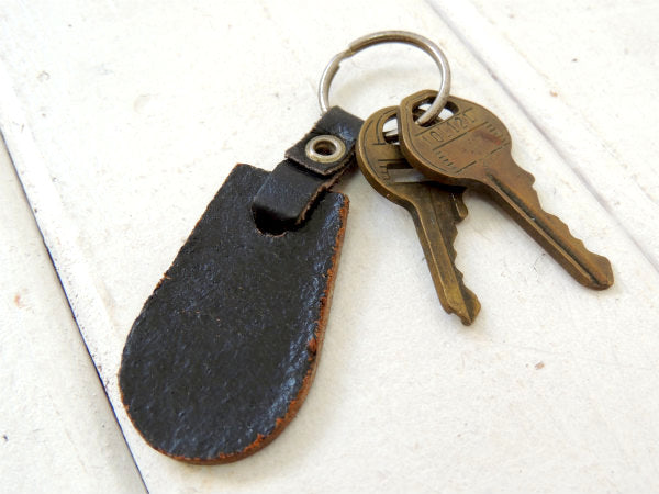 【レザー/革製】英字・筆記体R柄・ビンテージ・キーホルダー・USA・古鍵2本付