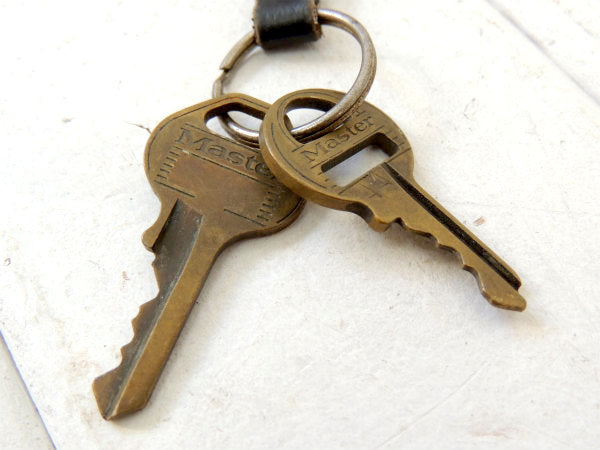 【レザー/革製】英字・筆記体R柄・ビンテージ・キーホルダー・USA・古鍵2本付