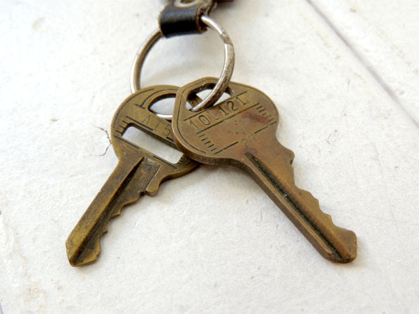 【レザー/革製】英字・筆記体R柄・ビンテージ・キーホルダー・USA・古鍵2本付