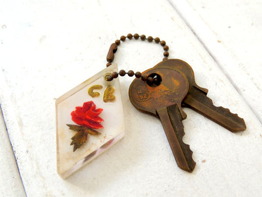 【樹脂製・菱形・小花&イニシャル】ビンテージ・キーホルダー・USA真鍮製キー2本