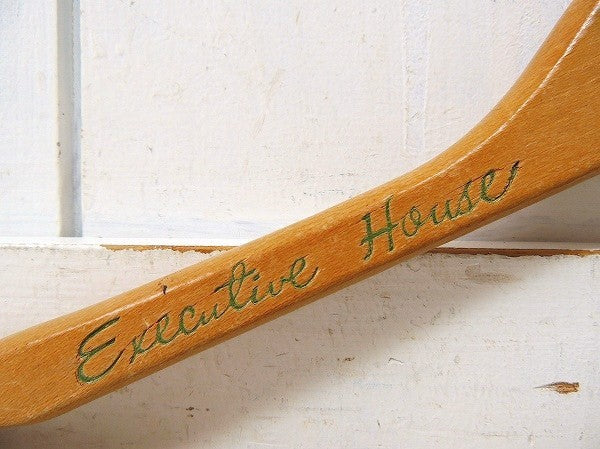 【Executive House】グリーン文字の両面プリント入り・木製・アンティーク・ハンガー