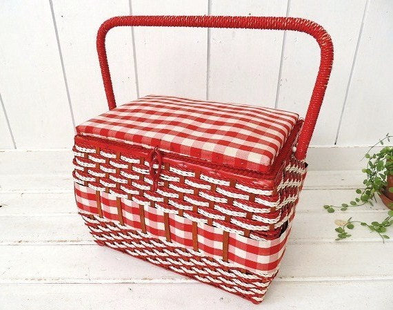ギンガムチェック柄/レッド×ホワイト色のレトロなヴィンテージ・ソーイングボックス/裁縫箱/手芸用品