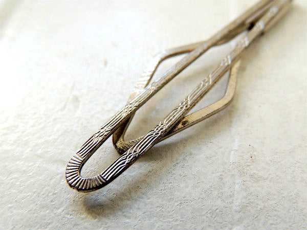 【細工模様・2本ライン】アンティーク&ヴィンテージ・タイピン・シルバー色・USA