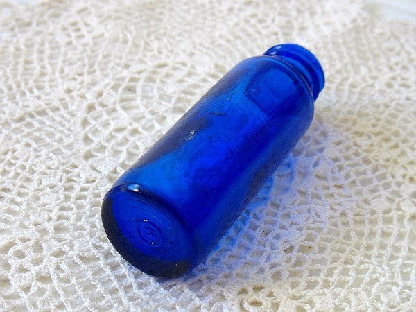 澄んだブルーの小さなヴィンテージ・ガラスボトル/瓶　USA