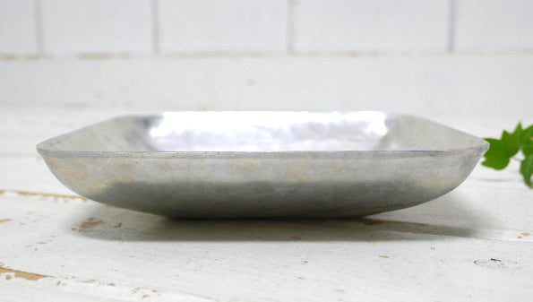 【Buenilum】ハンマードフィニッシュ・アルミ製・ヴィンテージ・トレイ・サービングディッシュ・皿