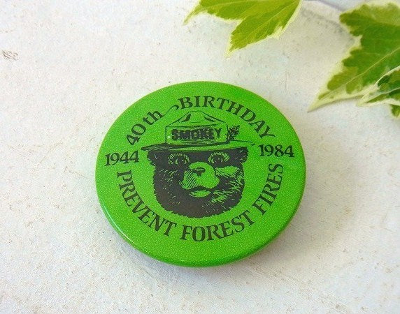 【スモーキーベア】40周記念品・80'sヴィンテージ・缶バッジ(グリーン)　USA