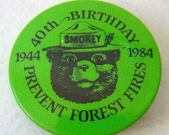 【スモーキーベア】40周記念品・80'sヴィンテージ・缶バッジ(グリーン)　USA