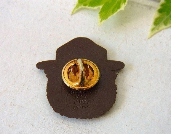 【スモーキーベア】小さなヴィンテージ・ピンバッジ　USA