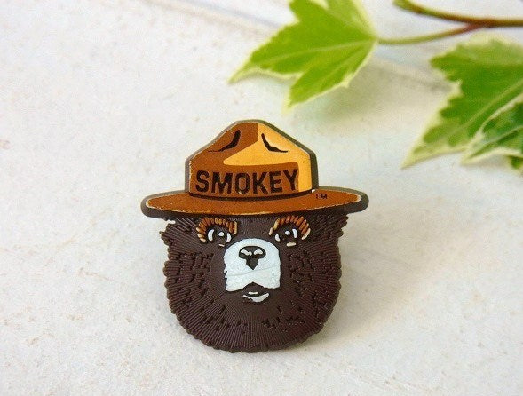 【スモーキーベア】小さなヴィンテージ・ピンバッジ　USA