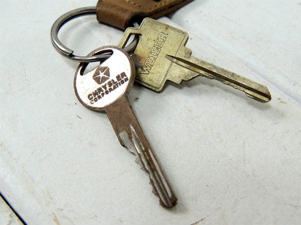 【クライスラー・アメ車】ヴィンテージ・革・茶色・レザーキーホルダー・鍵2本付き・モーター系