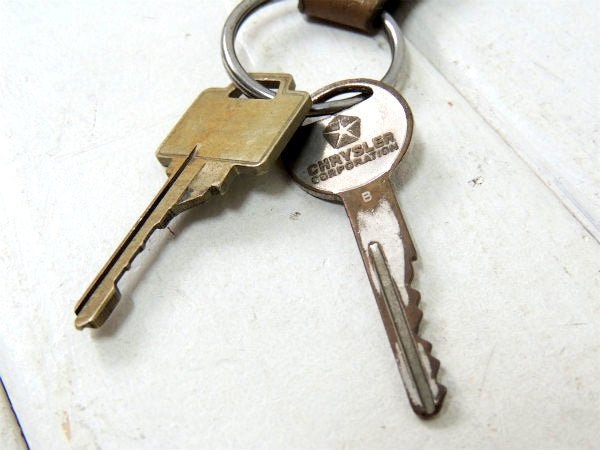 【クライスラー・アメ車】ヴィンテージ・革・茶色・レザーキーホルダー・鍵2本付き・モーター系