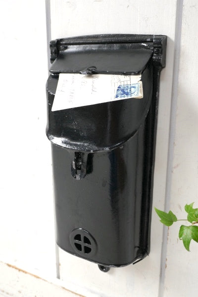 ノスタルジック・ブラックカラー・キャストアイアン製・アンティーク・メールボックス・郵便受け・ポスト