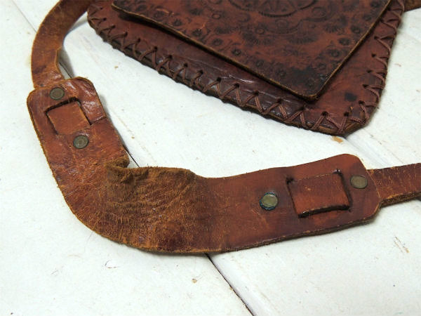 フラワー型押し・レザー製・ブラウン・ヴィンテージ・ショルダーバッグ・カバン・ショルダーポーチ USA