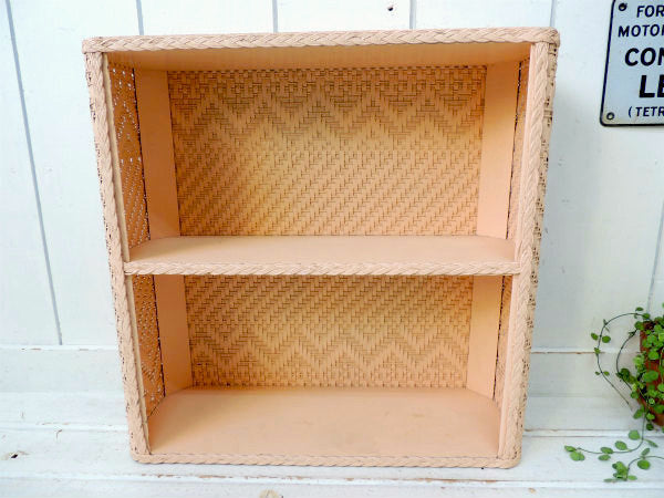 アメリカ製・ベビーピンク色の2段式・アンティーク・ウィッカーシェルフ/飾り棚