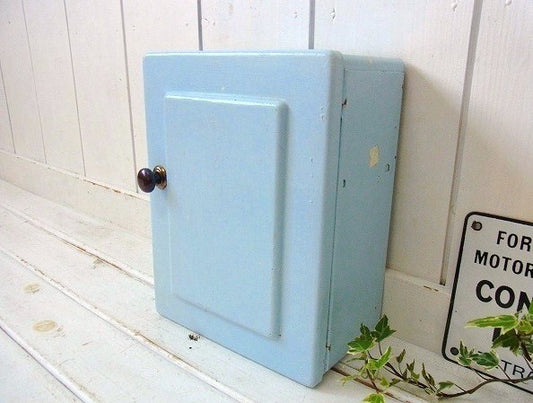 水色のシャビーなティン製・ヴィンテージ・メディスンキャビネット/ウォールキャビネット/棚 USA