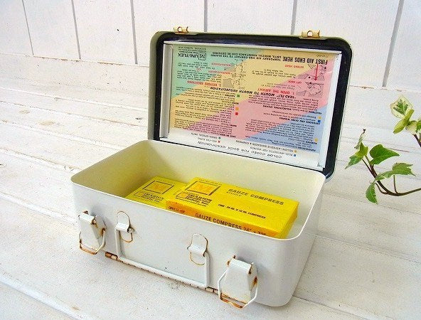 【FIRST AID KIT】ファーストエイド・メタル製・白色・ヴィンテージ・救急箱 USA