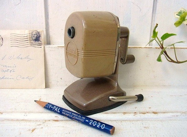 【Berol】ベージュ色・バキュームタイプ・ヴィンテージ・ペンシルシャープナー/鉛筆削り　USA