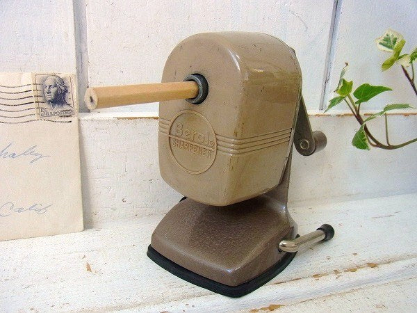 【Berol】ベージュ色・バキュームタイプ・ヴィンテージ・ペンシルシャープナー/鉛筆削り　USA