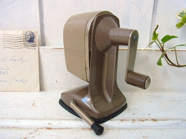 【Berol】ベージュ色・バキュームタイプ・ヴィンテージ・ペンシルシャープナー/鉛筆削り　USA