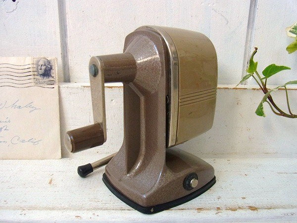 【Berol】ベージュ色・バキュームタイプ・ヴィンテージ・ペンシルシャープナー/鉛筆削り　USA