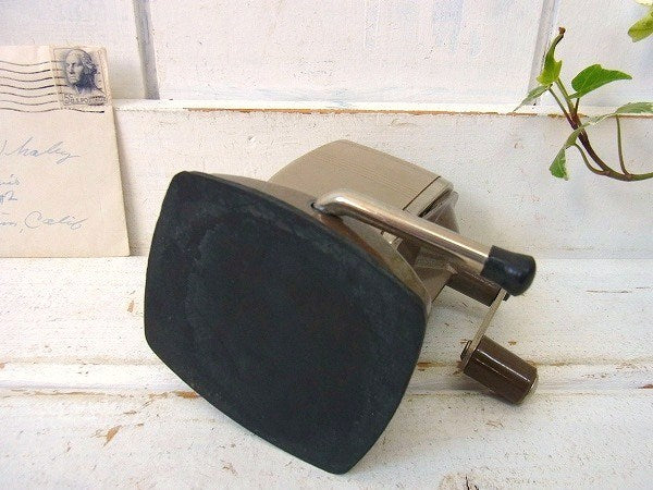 【Berol】ベージュ色・バキュームタイプ・ヴィンテージ・ペンシルシャープナー/鉛筆削り　USA