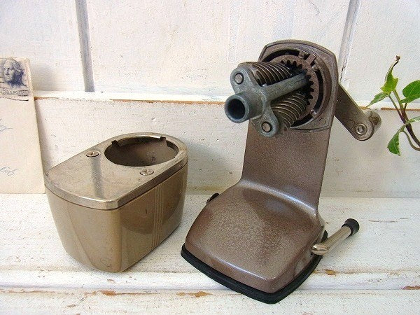 【Berol】ベージュ色・バキュームタイプ・ヴィンテージ・ペンシルシャープナー/鉛筆削り　USA