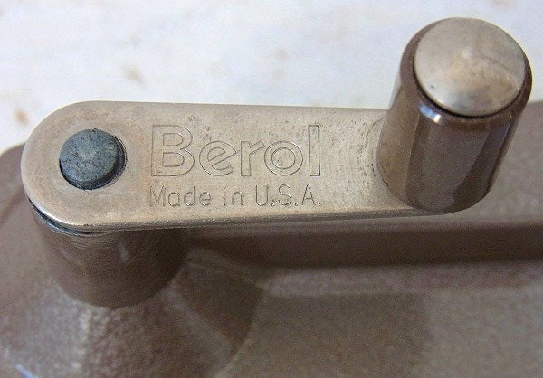 【Berol】ベージュ色・バキュームタイプ・ヴィンテージ・ペンシルシャープナー/鉛筆削り　USA