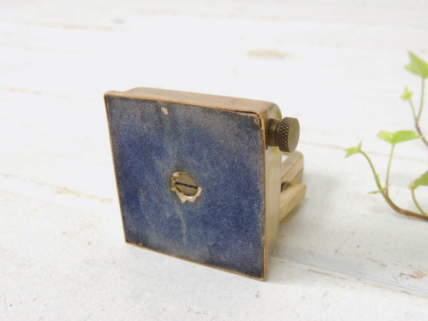 ゴールド色のメタル製・小さな日めくり式・アンティーク・デスクカレンダー/卓上カレンダー