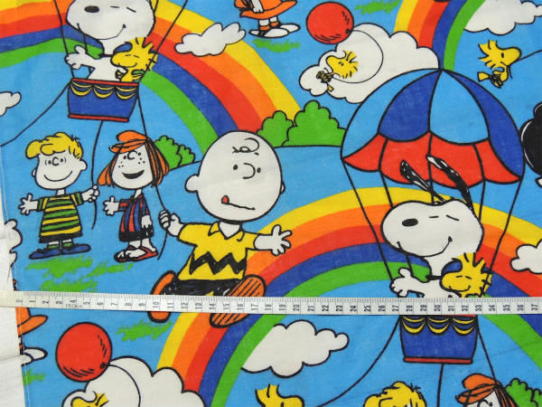 【スヌーピー】ピーナッツの仲間・レインボー柄・三角形・60'sヴィンテージ・カーテン・生地