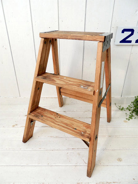 【KELLER LADDERS】白いペンキの付いた木製・ヴィンテージ・ステップラダー/脚立