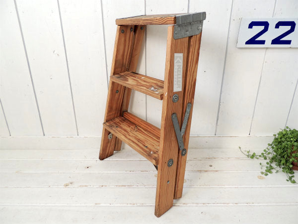 【KELLER LADDERS】白いペンキの付いた木製・ヴィンテージ・ステップラダー/脚立