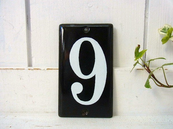 ホーロー製・小さなヴィンテージ・“9”ナンバーサイン/ナンバプレート