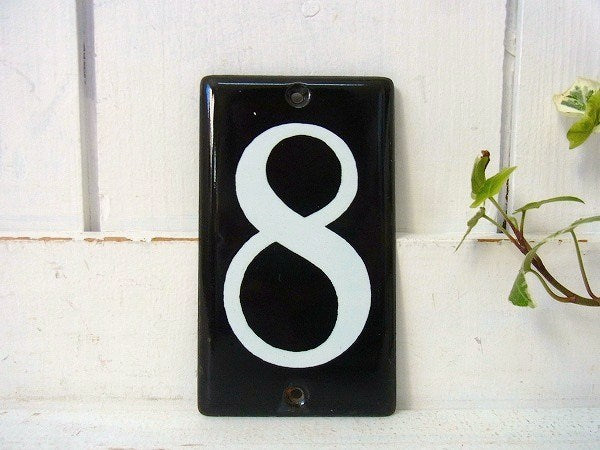 ホーロー製・小さなヴィンテージ・“8”ナンバーサイン/ナンバプレート