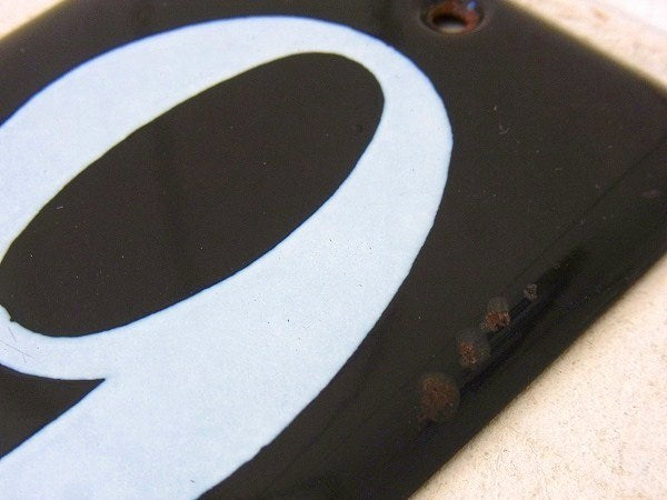 ホーロー製・小さなヴィンテージ・“6”ナンバーサイン/ナンバプレート