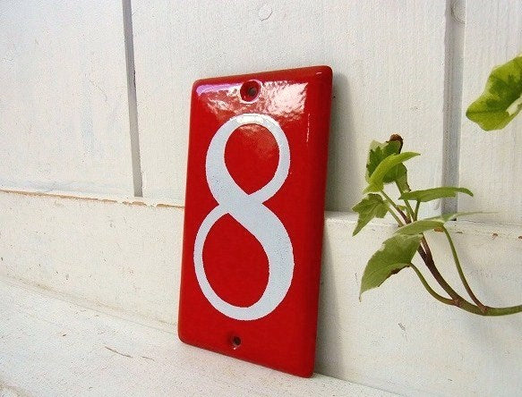 ホーロー製・赤色の小さなヴィンテージ・“8”ナンバーサイン/ナンバプレート