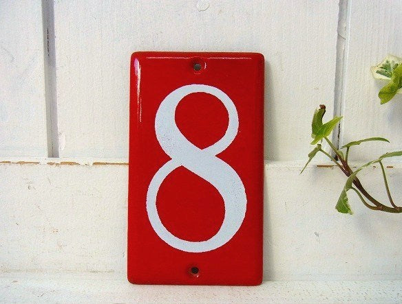 ホーロー製・赤色の小さなヴィンテージ・“8”ナンバーサイン/ナンバプレート