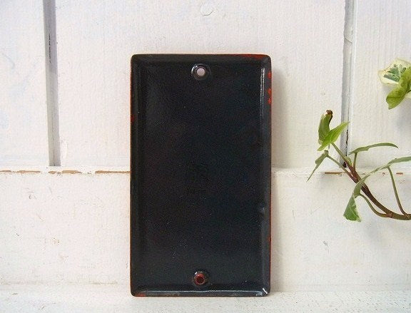 ホーロー製・赤色の小さなヴィンテージ・“8”ナンバーサイン/ナンバプレート