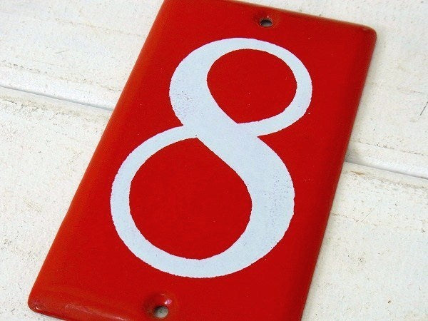 ホーロー製・赤色の小さなヴィンテージ・“8”ナンバーサイン/ナンバプレート