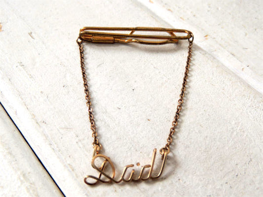 【Dad・筆記体】アンティーク・タイピン・父の日・ゴールドトーン・アクセサリー