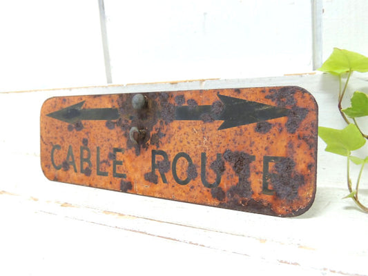 USA ←案内表示→CABLE ROUTE ジャンク&シャビー・看板・オレンジイエロー・アンティーク・サインプレート