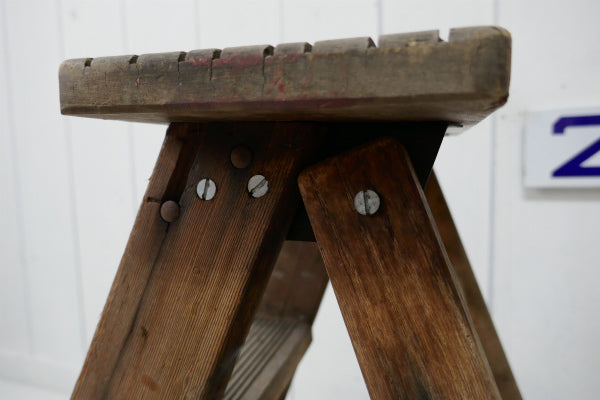 ノスタルジック・ペンキの付いたシャビーな木製・アンティーク・ステップラダー・脚立・ステップツール