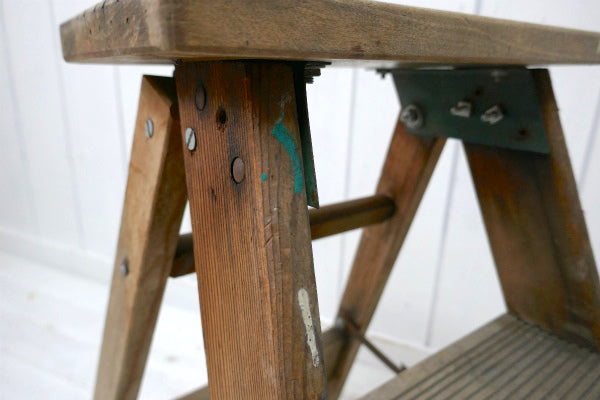 ノスタルジック・ペンキの付いたシャビーな木製・アンティーク・ステップラダー・脚立・ステップツール