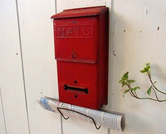 新聞受け付き・赤色のティン製・アンティーク・メールボックス/郵便受け/ポスト USA