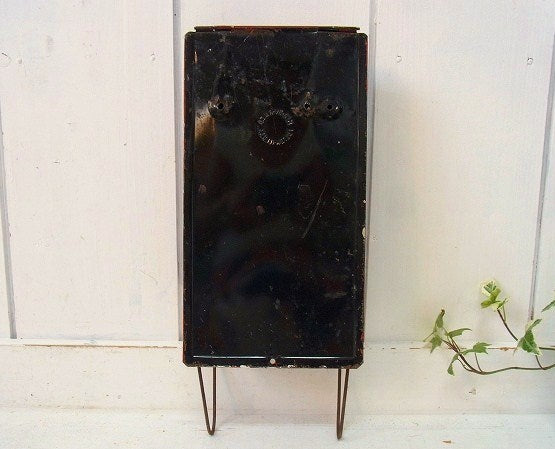 新聞受け付き・赤色のティン製・アンティーク・メールボックス/郵便受け/ポスト USA