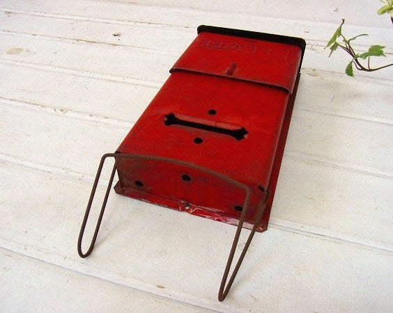 新聞受け付き・赤色のティン製・アンティーク・メールボックス/郵便受け/ポスト USA