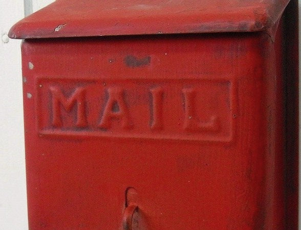 新聞受け付き・赤色のティン製・アンティーク・メールボックス/郵便受け/ポスト USA