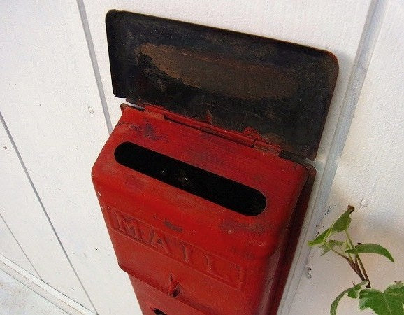 新聞受け付き・赤色のティン製・アンティーク・メールボックス/郵便受け/ポスト USA