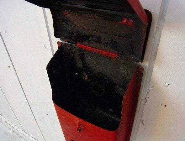 新聞受け付き・赤色のティン製・アンティーク・メールボックス/郵便受け/ポスト USA